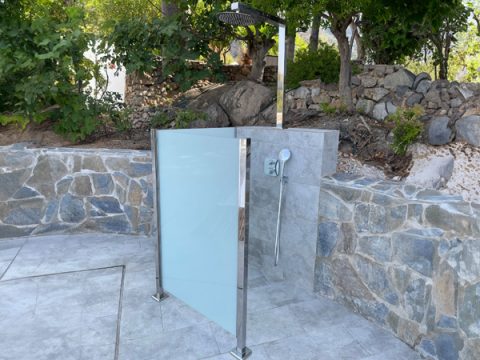 Ducha para exterior realizada en cristal y acero