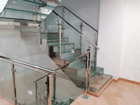 Escalera de cristal de diseño moderno con barandilla de acero
