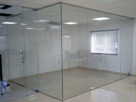 Oficina de diseño moderno realizada en acero y cristal