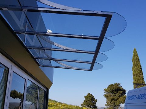 Visera fabricada en acero y cristal